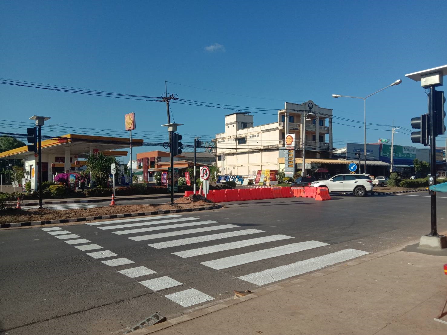 งานไฟฟ้าคนข้ามถนน